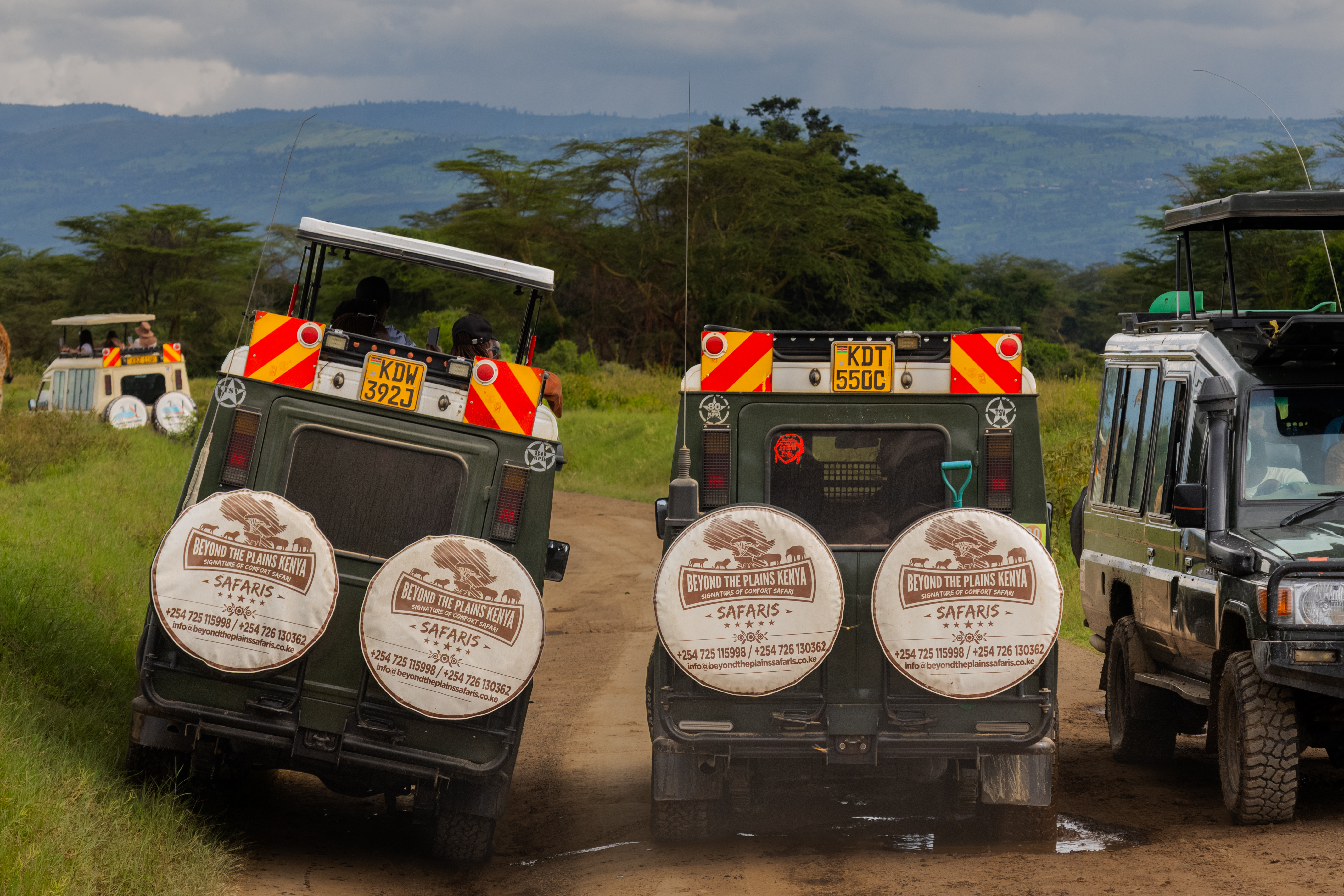 Pop-up roof Land Cruiser — photography position on Kenya safari