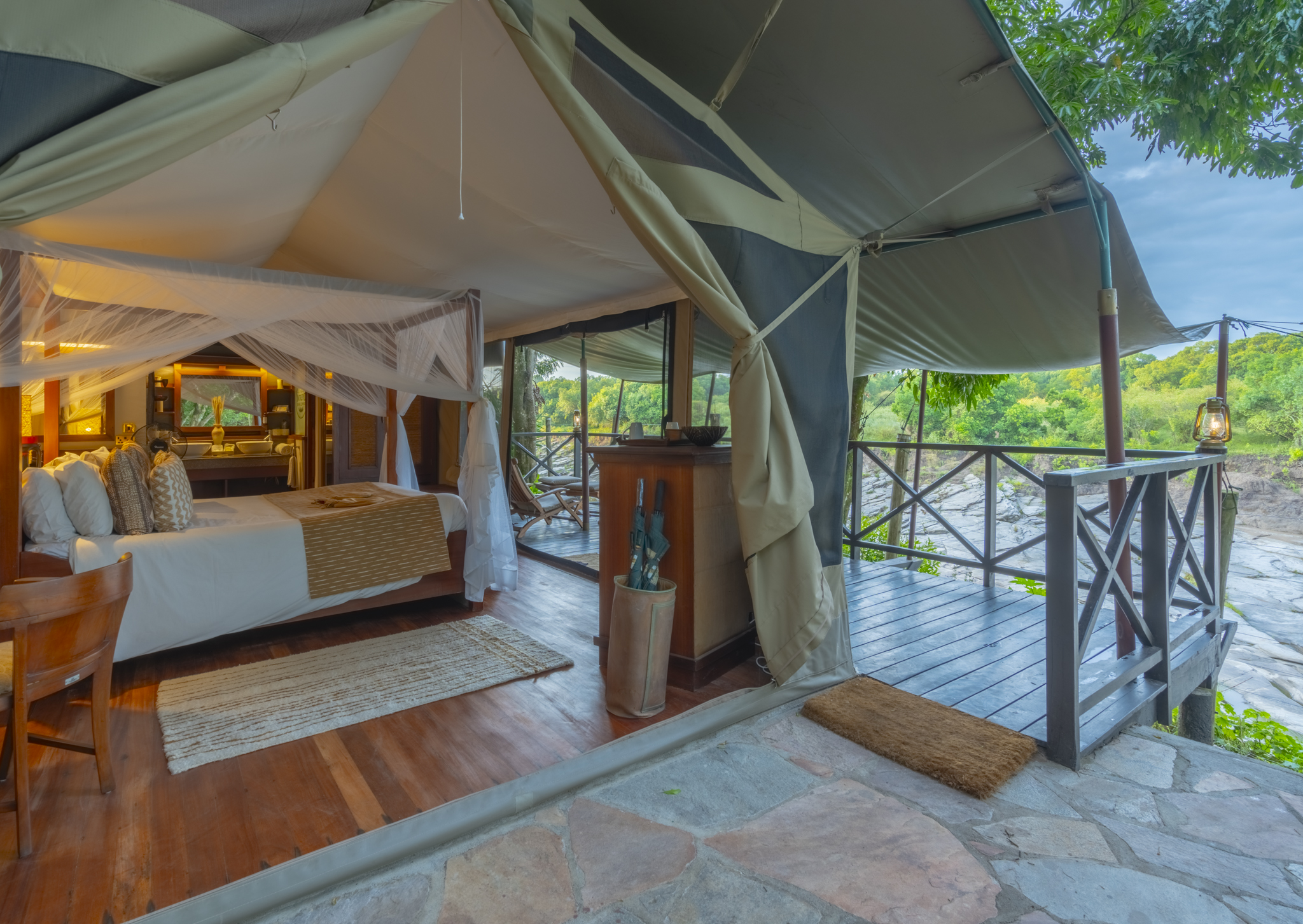 Mid-Range vs. Luxury Safari: The Definitive Guide to Choosing the Right Experience for Your Trip